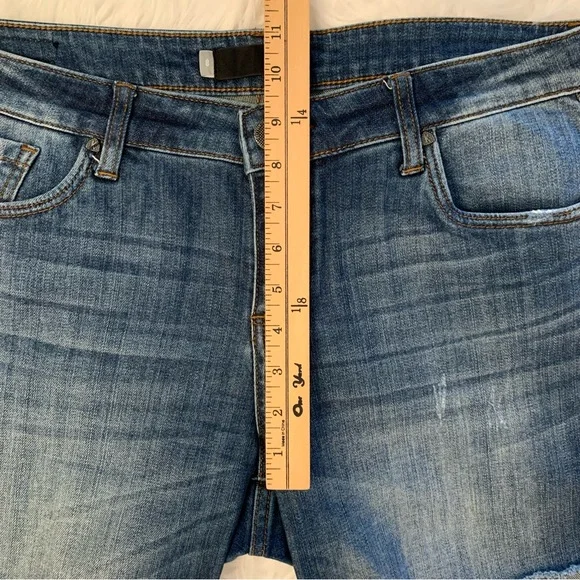 Kut from the Kloth Catherine Boyfriend Jean Shorts Size 8 Cuffed Distressed - Picture 7 of 16